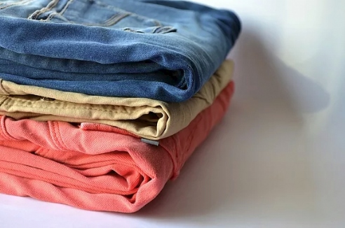 Como remover manchas de roupas coloridas?